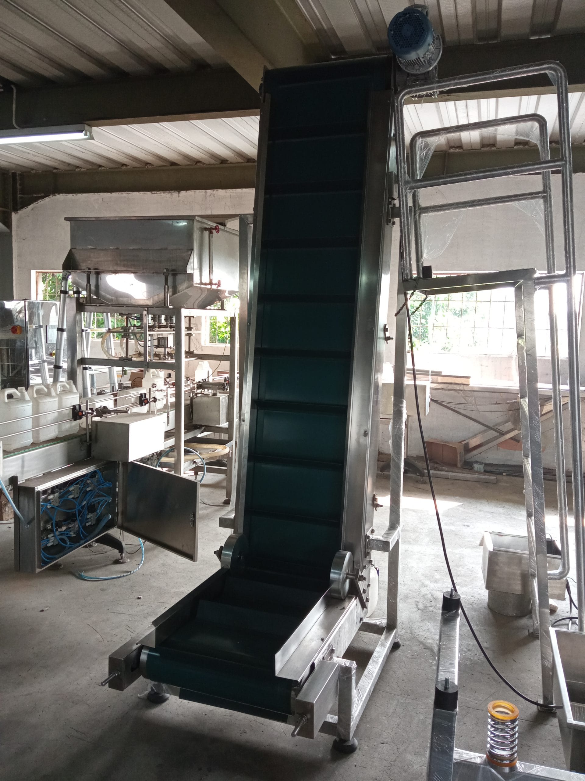 Conveyor belt incline wit cleated